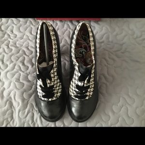 Charming Charlie Black houndstooth heels